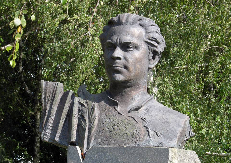 Погруддя П. Сиченка у с. Новосілки